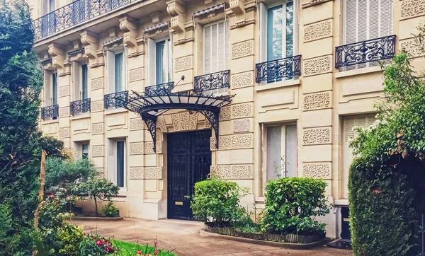 Parcs et jardins parisiens, architecture historique dans les rues de Paris, France — Photo