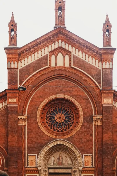 Klasszikus európai építészet és történelmi épületek Milánó belvárosának utcáin Lombardia régióban Észak-Olaszországban — Stock Fotó