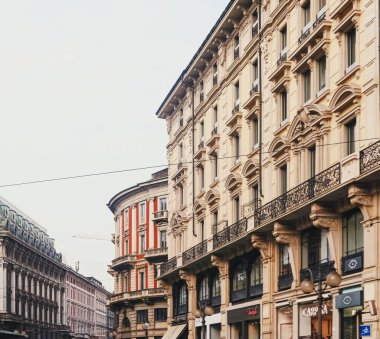 Kuzey İtalya 'nın Lombardiya bölgesinde Milano şehir merkezi sokaklarında klasik Avrupa mimarisi ve tarihi binalar