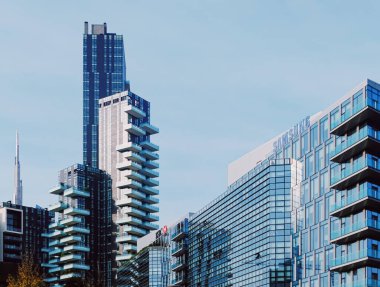 Kuzey İtalya 'nın Lombardiya bölgesinde Milano şehir merkezindeki modern binalar, çağdaş Avrupa mimarisi