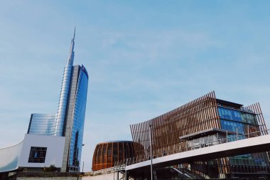 Kuzey İtalya 'nın Lombardiya bölgesinde Milano şehir merkezindeki modern binalar, çağdaş Avrupa mimarisi