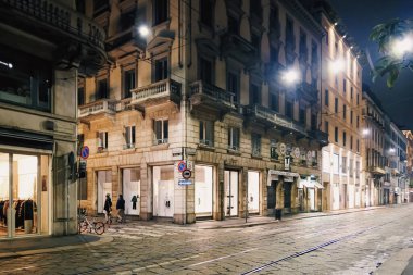Kuzey İtalya 'nın Lombardiya bölgesinde, Milano şehir merkezindeki tarihi binalar, klasik Avrupa mimarisi