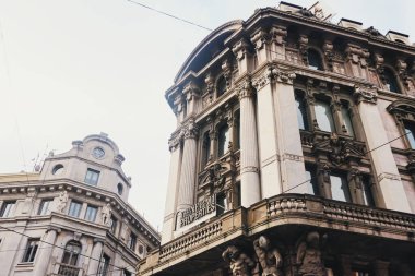 Kuzey İtalya 'nın Lombardiya bölgesinde Milano şehir merkezi sokaklarında klasik Avrupa mimarisi ve tarihi binalar