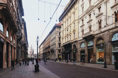 Kuzey İtalya 'nın Lombardiya bölgesinde Milano şehir merkezi sokaklarında klasik Avrupa mimarisi ve tarihi binalar