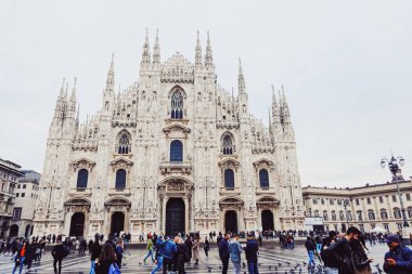 Milan Katedrali, Duomo di Milano olarak bilinir. Kuzey İtalya 'nın Lombardiya bölgesinde tarihi yapı ve ünlü simge.