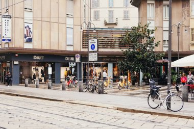 Kuzey İtalya 'nın Lombardiya bölgesinde Milano şehir merkezindeki modern binalar, çağdaş Avrupa mimarisi