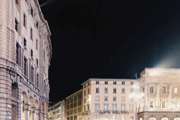 Історичні будівлі на вулицях центру міста Мілана в Ломбардії в Північній Італії вночі, класична європейська архітектура — стокове фото