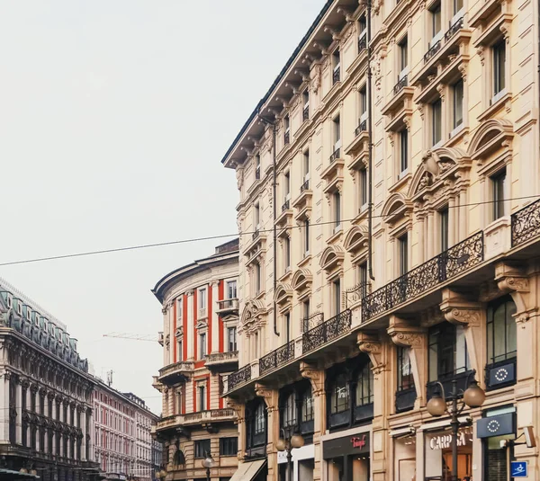 Classic European architecture and historical buildings on the city center streets of Milan in Lombardy region in Northern Italy — Stock Photo, Image