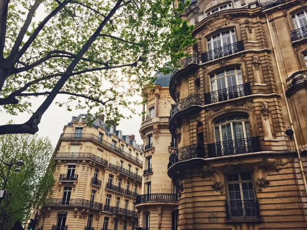 Parisian architecture and historical buildings, restaurants and boutique stores on streets of Paris, France — Stock Photo, Image