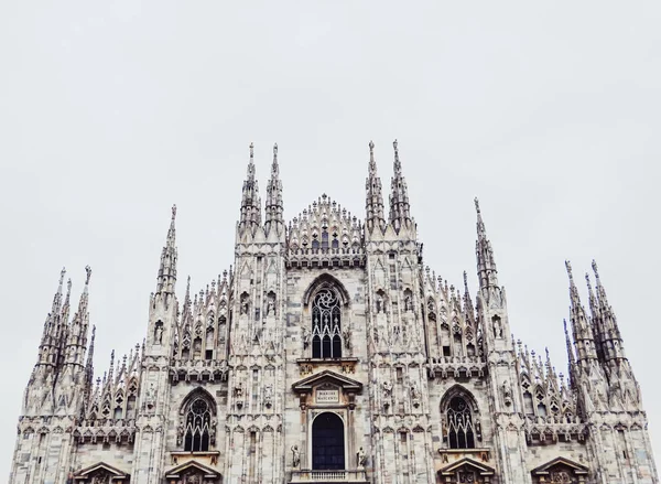 Міланський собор, відомий як Duomo di Milano, історична будівля і знаменита пам'ятка в Ломбардії (Північна Італія). — стокове фото