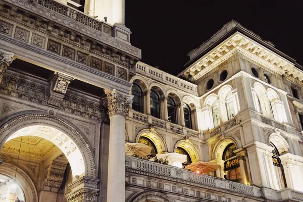 Galleria Vittorio Emanuele v Miláně, klasická evropská architektura Lombardie v severní Itálii, historická budova a slavný památník v noci — Stock fotografie