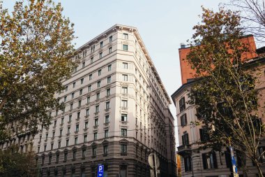 Kuzey İtalya 'nın Lombardiya bölgesinde Milano şehir merkezi sokaklarında klasik Avrupa mimarisi ve tarihi binalar