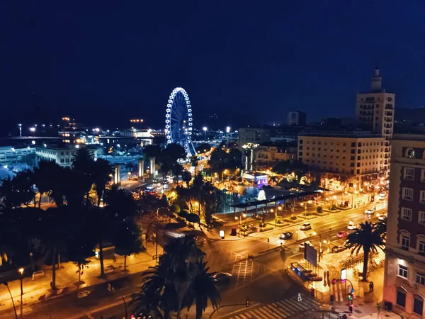 Calles de Málaga, la capital de Andalucía en España, arquitectura del sur de Europa y edificios históricos por la noche —  Fotos de Stock