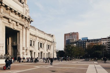 Kuzey İtalya 'nın Lombardiya bölgesinde Milano şehir merkezi sokaklarında klasik Avrupa mimarisi ve tarihi binalar