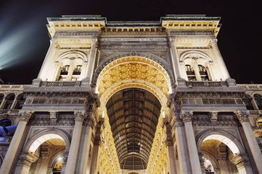 Milano 'daki Galleria Vittorio Emanuele, Kuzey İtalya' daki Lombardy bölgesinin klasik Avrupa mimarisi, tarihi yapı ve geceleri ünlü simge.