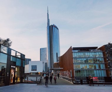 Kuzey İtalya 'nın Lombardiya bölgesinde Milano şehir merkezindeki modern binalar, çağdaş Avrupa mimarisi