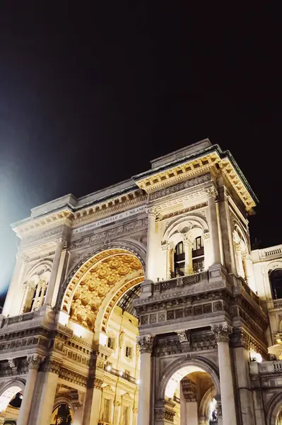 Galleria Vittorio Emanuele v Miláně, klasická evropská architektura Lombardie v severní Itálii, historická budova a slavný památník v noci — Stock fotografie