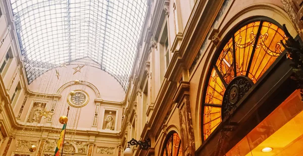 The Royal Saint-Hubert Galleries en Bruselas, la capital de Bélgica, famoso monumento histórico y lugar de compras de lujo — Foto de Stock