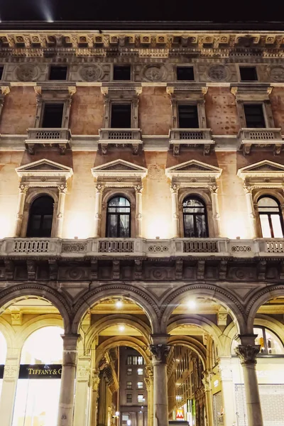 Galleria Vittorio Emanuele en Milán, arquitectura europea clásica de la región de Lombardía en el norte de Italia, edificio histórico y famoso monumento por la noche —  Fotos de Stock