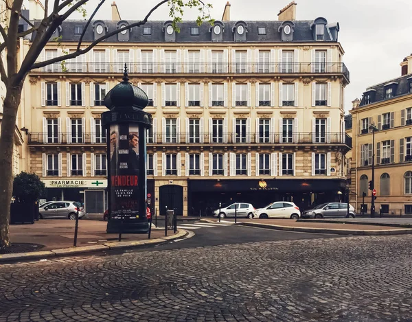 Pariser Architektur und historische Gebäude, Restaurants und Boutiquen in den Straßen von Paris, Frankreich — Stockfoto