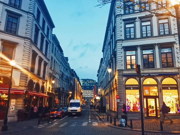 Calles de Bruselas, la capital de Bélgica, arquitectura europea y edificios históricos por la noche — Foto de Stock