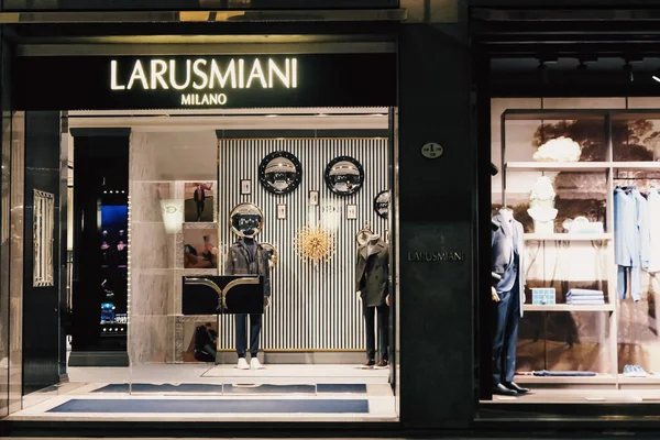 Edifícios históricos, lojas e lojas boutique na rua Via Montenapoleone em Milão à noite, rua comercial de luxo — Fotografia de Stock