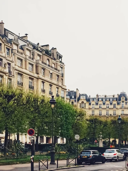 Pariser Architektur und historische Gebäude, Restaurants und Boutiquen in den Straßen von Paris, Frankreich — Stockfoto