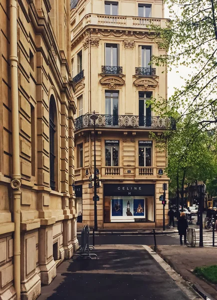 Paris mimarisi ve tarihi binalar, Paris, Fransa sokaklarındaki restoranlar ve butik mağazaları — Stok fotoğraf