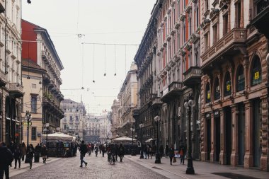 Kuzey İtalya 'nın Lombardiya bölgesinde Milano şehir merkezi sokaklarında klasik Avrupa mimarisi ve tarihi binalar