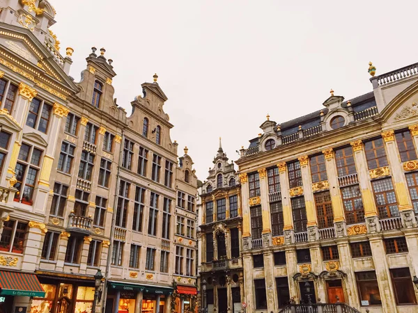 La plaza Grand Place en Bruselas, la capital de Bélgica, famoso hito histórico —  Fotos de Stock