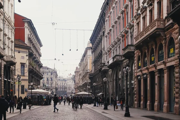Kuzey İtalya 'nın Lombardiya bölgesinde Milano şehir merkezi sokaklarında klasik Avrupa mimarisi ve tarihi binalar