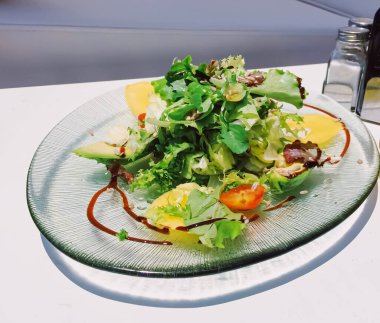 Yazın dışarıda öğle yemeği.