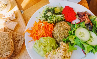 Kafede vejetaryen brunch 'ı, salata, çorba ve ekmek.