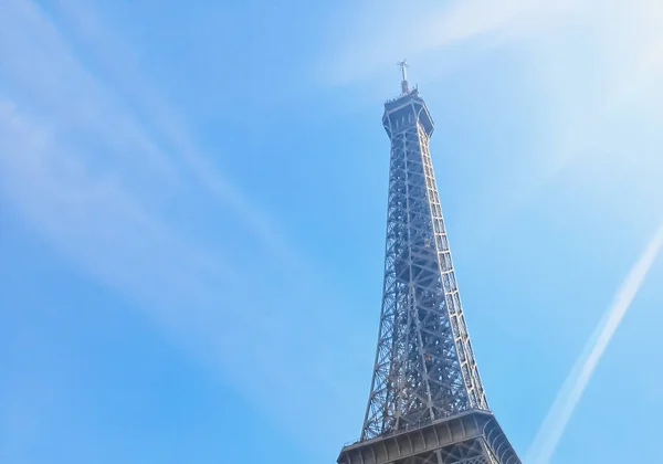 Eiffelova věž a modrá obloha, slavná památka v Paříži, Francie — Stock fotografie