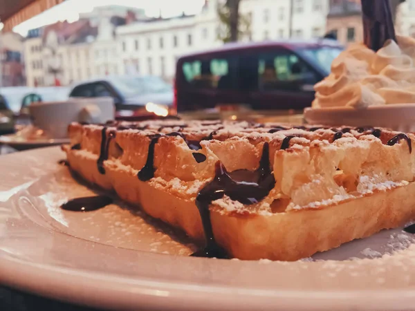 Waffles belgas em um restaurante — Fotografia de Stock