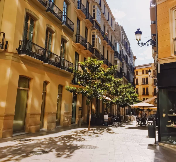 マラガの通り、スペインのアンダルシア地方の首都、南ヨーロッパの建築物や歴史的建造物 — ストック写真