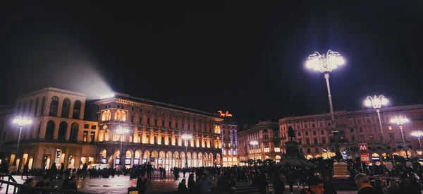 Historické budovy na ulicích centra města Milána v Lombardii v severní Itálii v noci, klasická evropská architektura — Stock fotografie