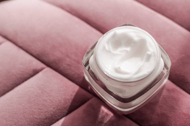 Kavanozda yüz kremi nemlendirici, lüks cilt estetiği ve sağlık ve güzellik için organik yaşlanmayı önleyici ürün.