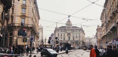 Kuzey İtalya 'nın Lombardiya bölgesinde Milano şehir merkezi sokaklarında klasik Avrupa mimarisi ve tarihi binalar