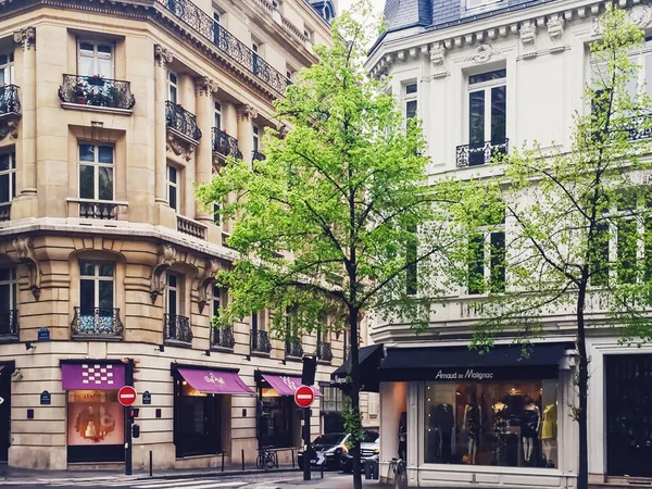 Arquitectura parisina y edificios históricos, restaurantes y boutiques en las calles de París, Francia —  Fotos de Stock