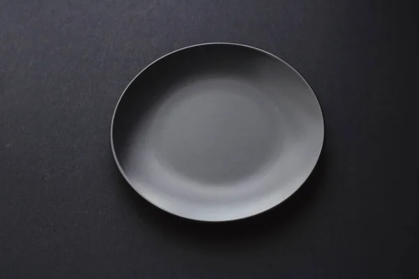 Platos vacíos sobre fondo negro, vajilla premium para la cena de vacaciones, diseño minimalista y dieta — Foto de Stock