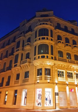 İspanya 'nın Endülüs Bölgesi' nin başkenti Malaga sokakları, Güney Avrupa mimarisi ve geceleyin tarihi binalar