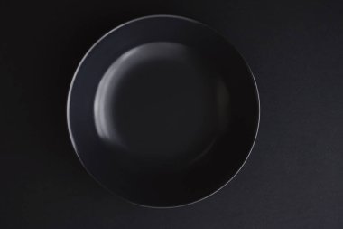 Siyah arka planda boş tabaklar, bayram yemeği için kaliteli bulaşık takımı, minimal tasarım ve diyet