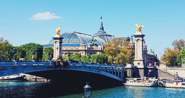 Banche della Senna, edifici storici e architettura classica a Parigi, Francia — Foto Stock