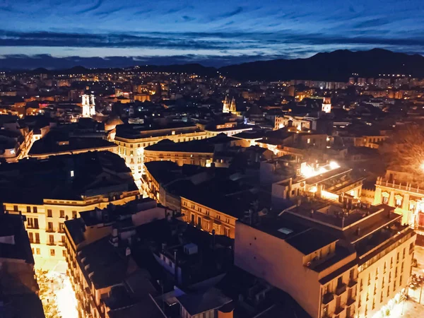 Straßen von Malaga, der Hauptstadt der Region Andalusien in Spanien, südeuropäische Architektur und historische Gebäude bei Nacht — Stockfoto