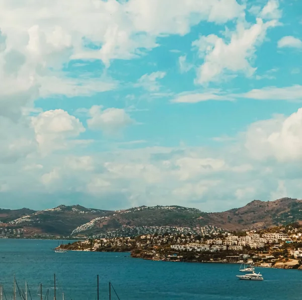 Costa mediterránea y cielo nublado, hermosa vista panorámica al mar y naturaleza costera — Foto de Stock