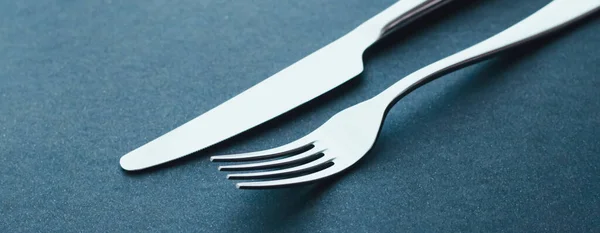 Gabel und Messer, Silberbesteck für die Tischdekoration, minimalistisches Design und Ernährung — Stockfoto
