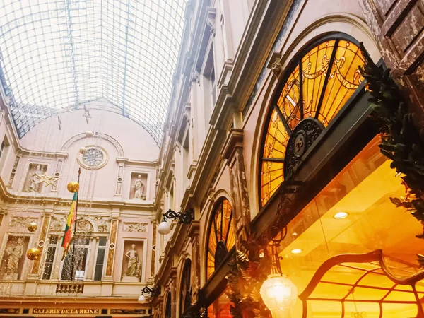 A Royal Saint-Hubert Galleries em Bruxelas, a capital da Bélgica, famoso marco histórico e local de compras de luxo — Fotografia de Stock