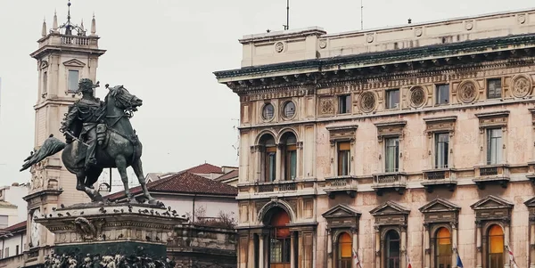 이탈리아 북부 롬바르디아 지역의 밀라노 시내 거리에 있는 전형적 인 유럽 건축 및 역사적 건물 들 — 스톡 사진
