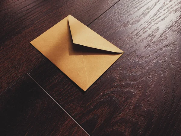 Envelope vintage dourado em fundo de madeira, boletim informativo e mensagem — Fotografia de Stock